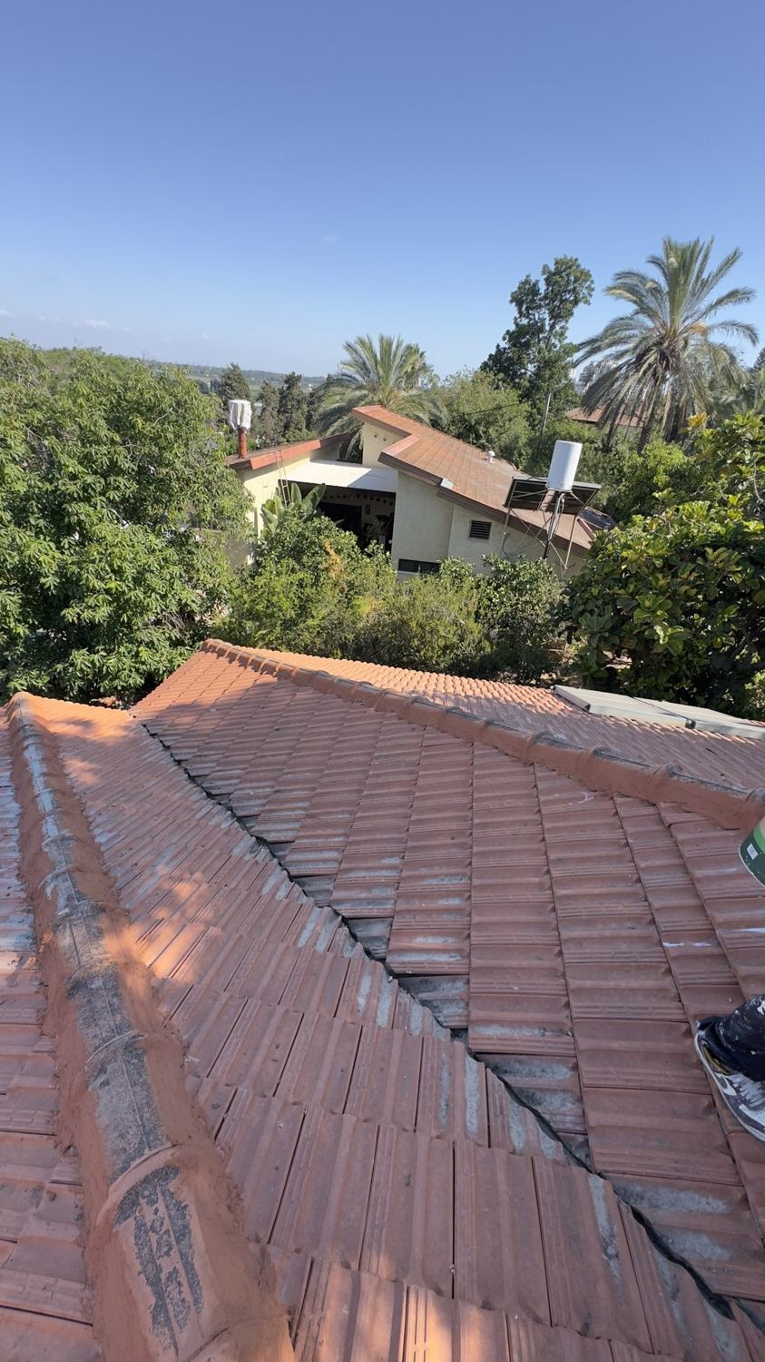 גג רעפים בקיביץ אביחיל