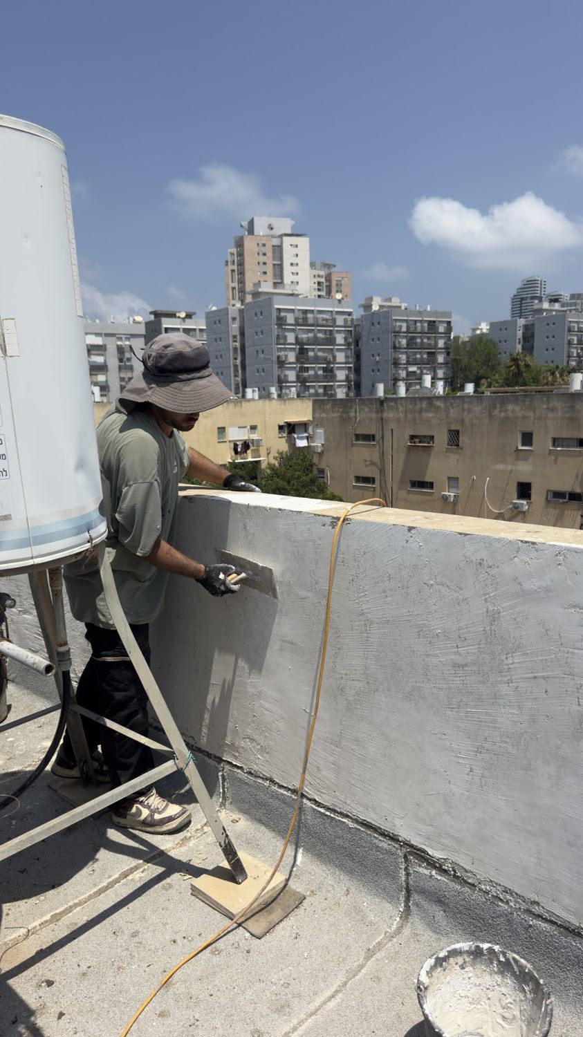 איטום פינת גג בעבודה